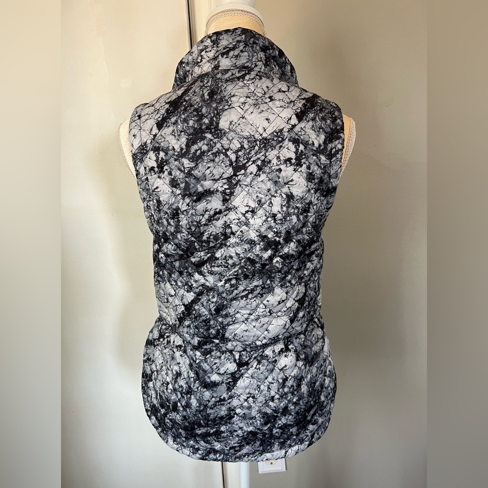 NWT Kyodan Woman’s Black & White Printed Warm Polyester Puffer Vest Small Petite - Picture 3 of 7